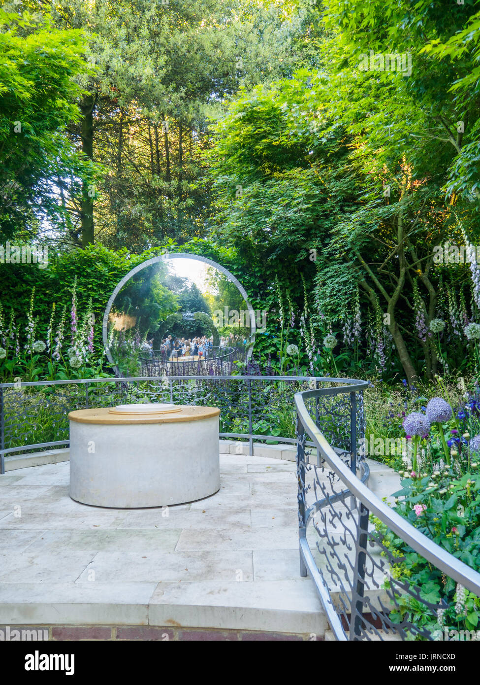 LONDON, Großbritannien - 25 Mai 2017: RHS Chelsea Flower Show 2017. Die cwgc Centenary Garten. Eine reflektierende Garten zum Gedenken an 100 Jahre des Commonwealth Wa Stockfoto