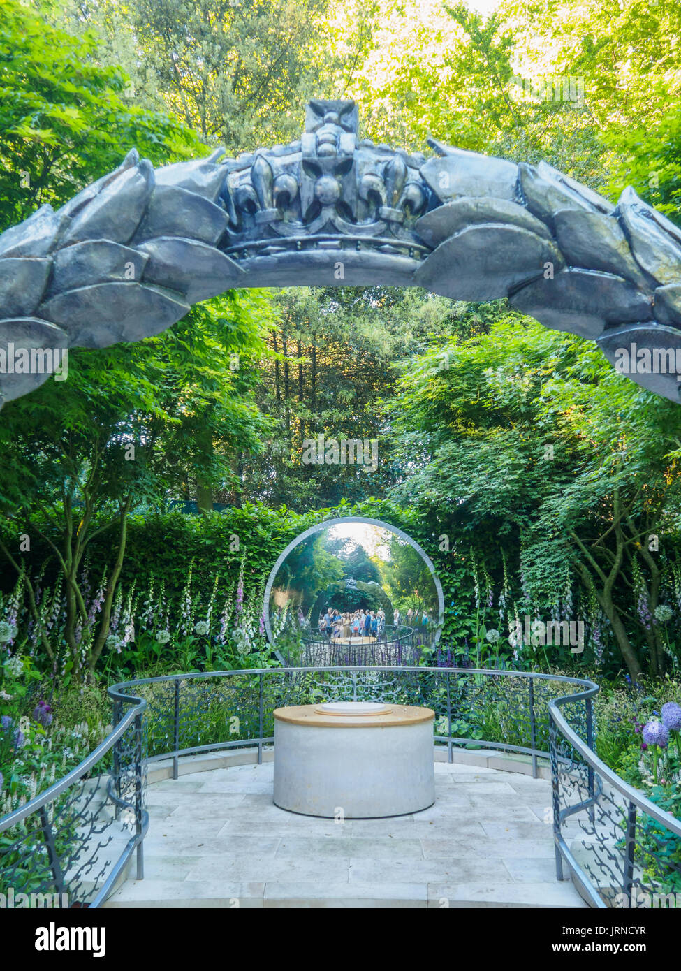 LONDON, Großbritannien - 25 Mai 2017: RHS Chelsea Flower Show 2017. Die cwgc Centenary Garten. Eine reflektierende Garten zum Gedenken an 100 Jahre des Commonwealth Wa Stockfoto