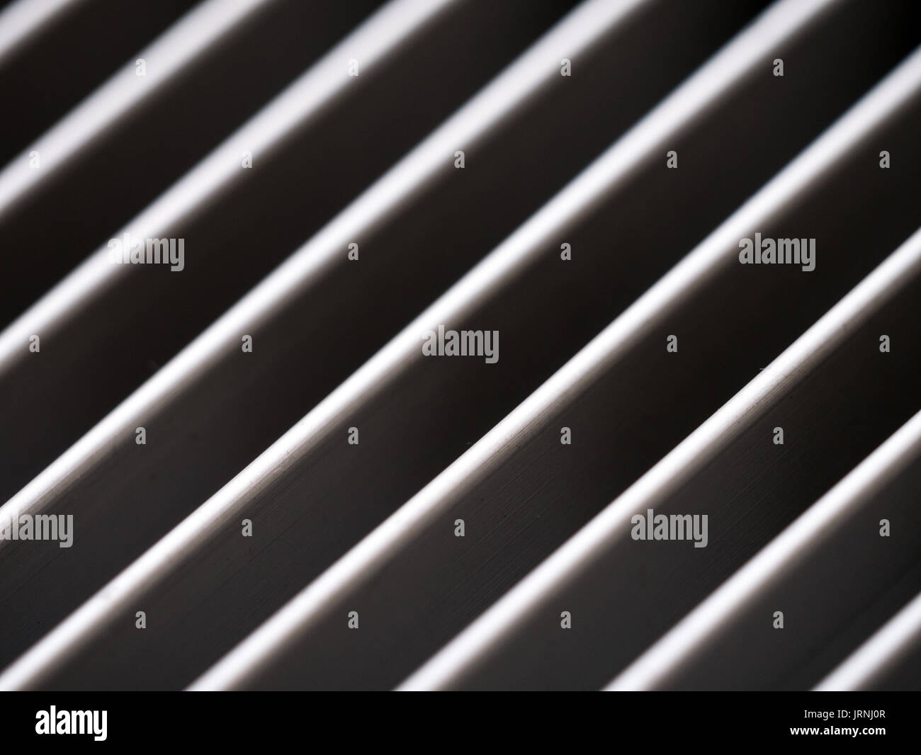 Close-up von Aluminium Abdeckung Grill mit Muster der Diagonale Linien in Licht und Schatten, Schwarz und Weiß Stockfoto