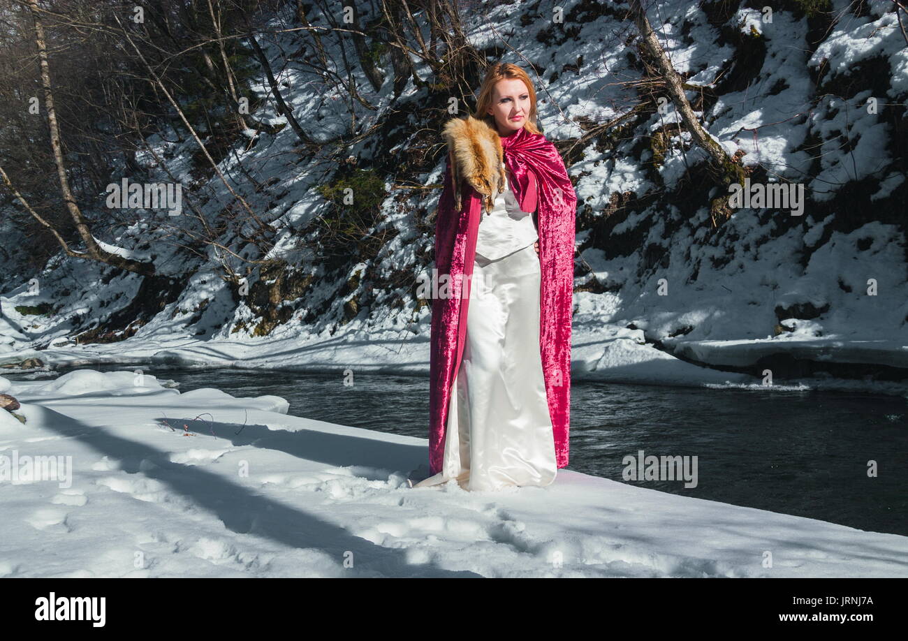 Schöne blonde Frau in Winterkleidung im Park Stockfoto