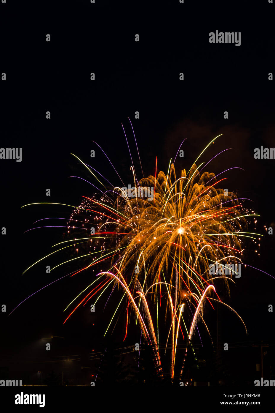 Helles Feuerwerk von vielfältigen Farben bei einem Abend der Feier während ein nationaler Feiertag. Stockfoto
