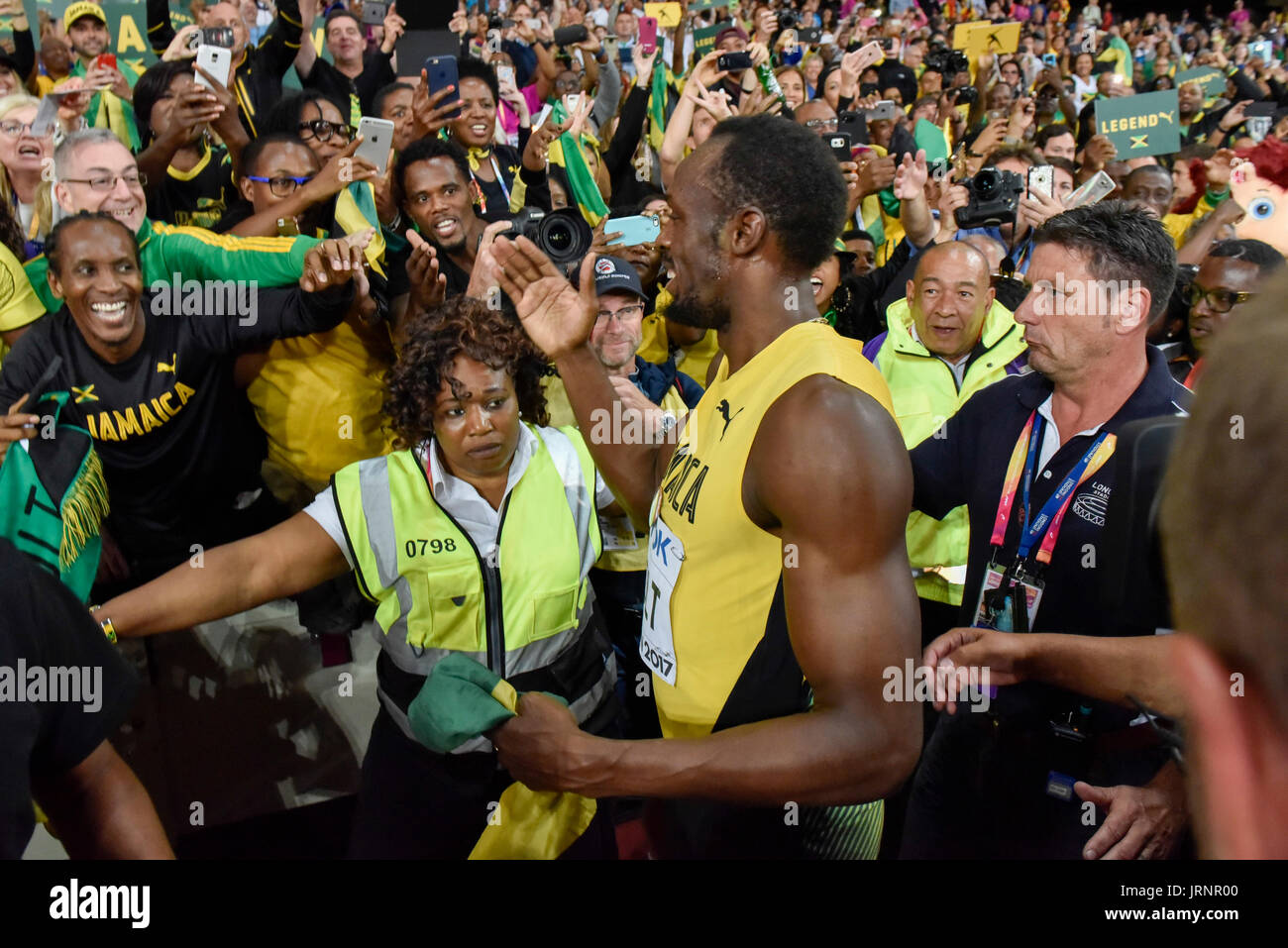 London, UK.  5. August 2017.  Usain Bolt reagiert mit Fans kommen Dritter in die Männer 100m-Finale im Londoner Stadion, am zweiten Tag von der IAAF Weltmeisterschaften London 2017, sein letzte 100m-Rennen.  Ergebnis: 9.92 Gatlin, Coleman, 9,94, Schraube 9.95.  Bildnachweis: Stephen Chung / Alamy Live News Stockfoto