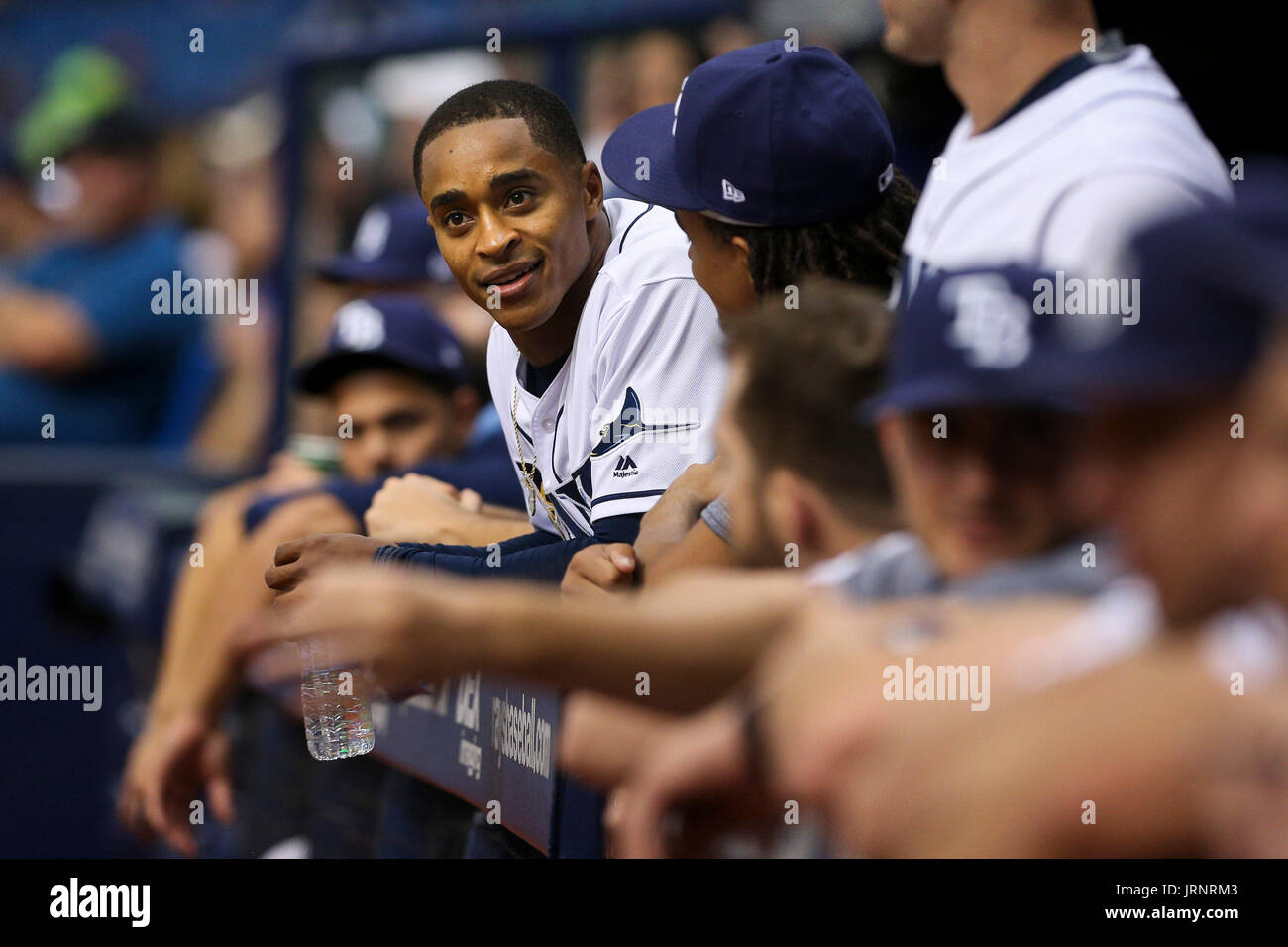 St. Petersburg, Florida, USA. 5. August 2017. WILL VRAGOVIC | Times.Tampa Twins center Fielder Mallex Smith (0) auf der Trainerbank, während das erste Inning des Spiels zwischen den Milwaukee Brewers und die Tampa Bay Rays im Tropicana Field in St. Petersburg, Florida am Samstag, 5. August 2017. Bildnachweis: Willen Vragovic/Tampa Bay Times / ZUMA Draht/Alamy Live News Stockfoto