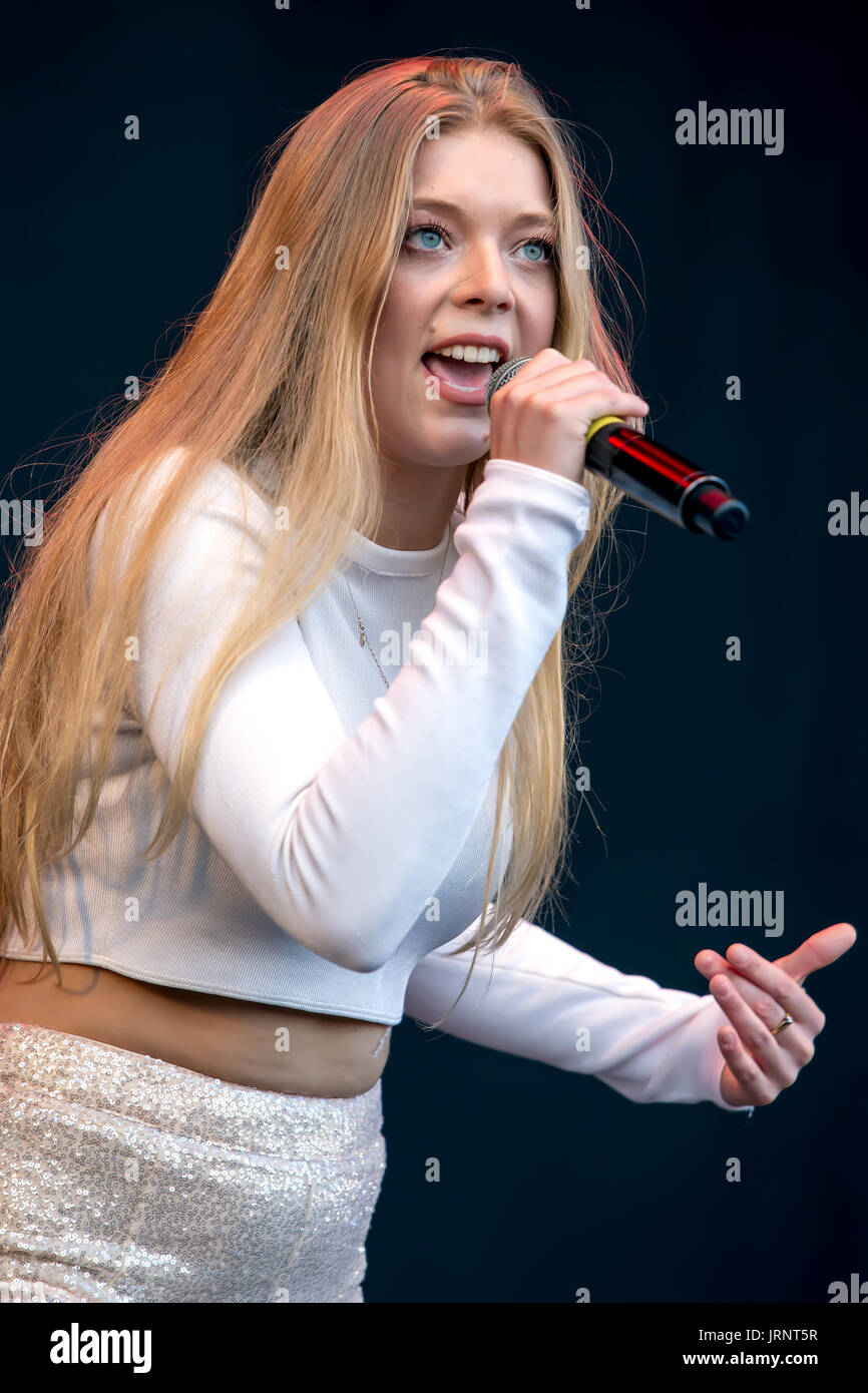 Becky Hill auf der Hauptbühne, Brighton Stolz Partei 2017, Preston Park, die Stadt von Brighton & Hove, East Sussex, UK. 5h August 2017 Credit: David Smith/Alamy leben Nachrichten Stockfoto