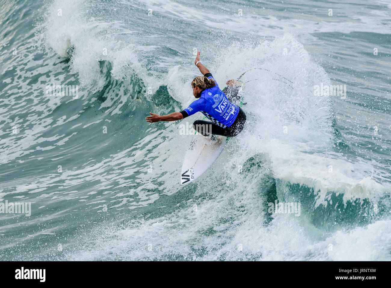 Huntington Beach, FL, USA. 5. August 2017. Richardo Christie (NZL) treibt seinen Weg durch die Brandung und ins Viertelfinale bei den 2017 VANS uns Open of Surfing. Bildnachweis: Benjamin Ginsberg/Alamy Live-Nachrichten. Stockfoto