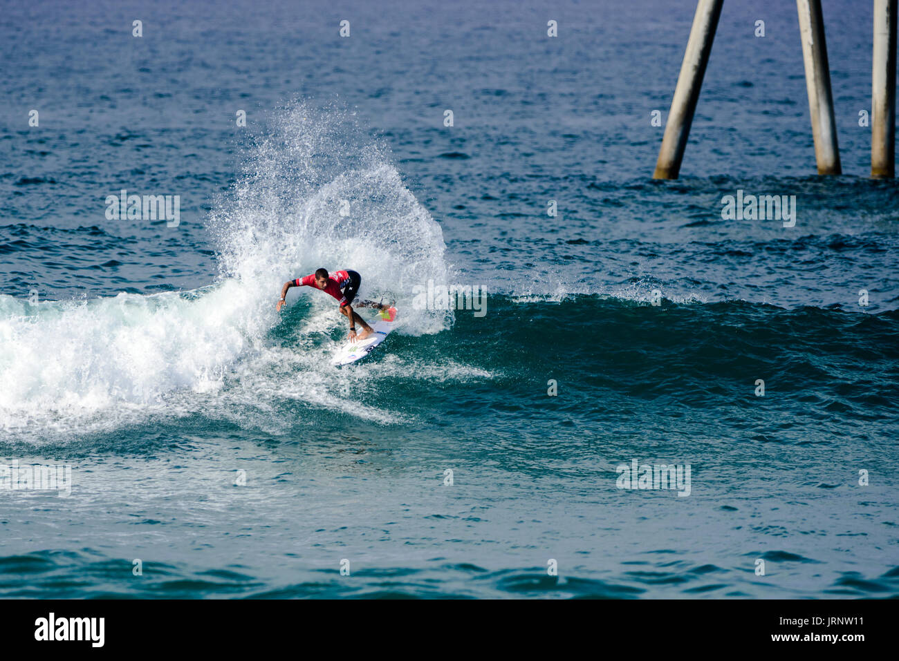 Huntington Beach, FL, USA. 5. August 2017. Filipe Toledo (BRA) konkurriert in Runde 5 an den 2017 VANS uns Open of Surfing. Bildnachweis: Benjamin Ginsberg/Alamy Live-Nachrichten. Stockfoto