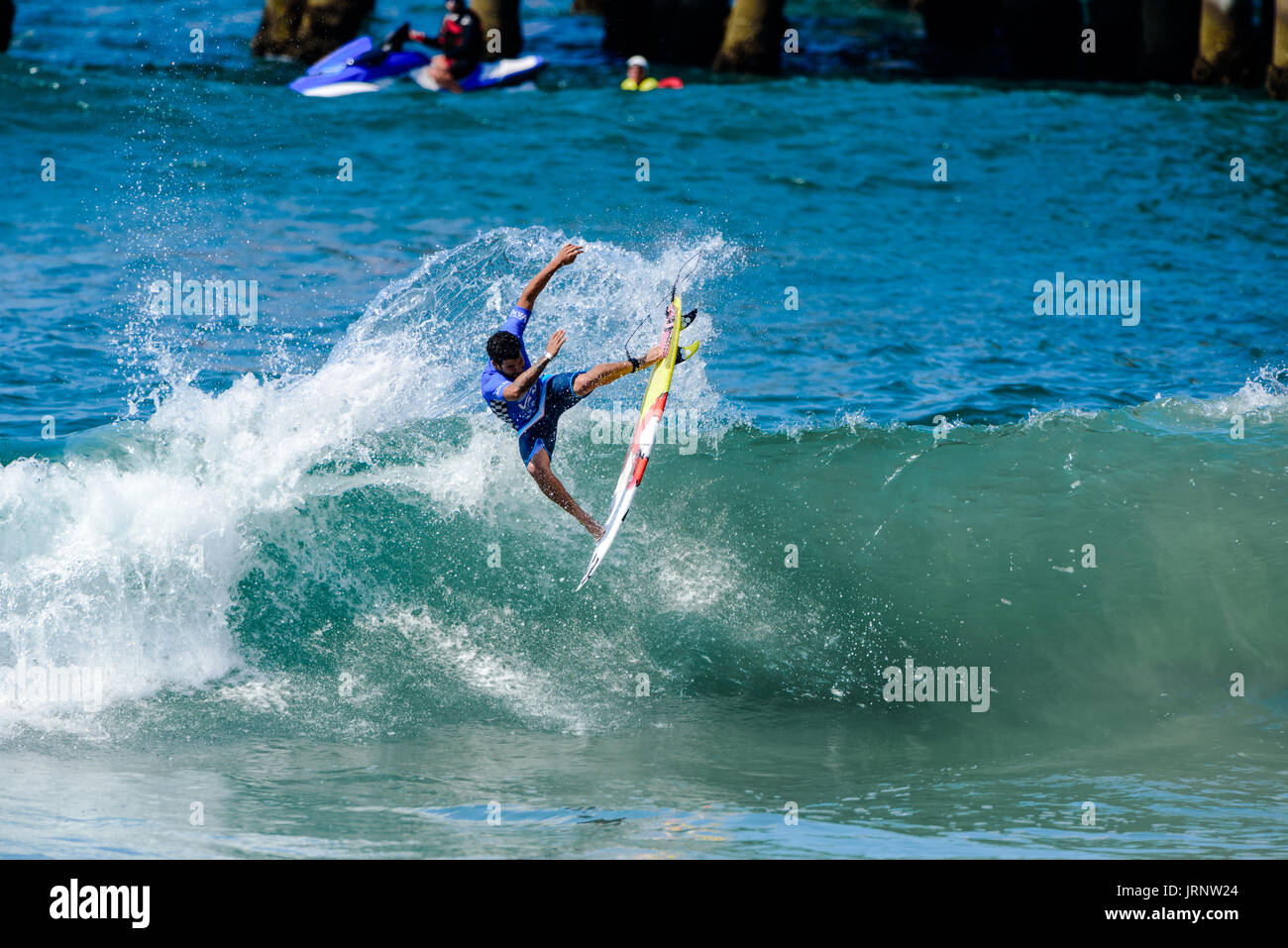 Huntington Beach, FL, USA. 5. August 2017. Surfer Italo Ferreira (BRA) konkurriert in Runde 5 an den 2017 VANS uns Open of Surfing. Bildnachweis: Benjamin Ginsberg/Alamy Live-Nachrichten. Stockfoto