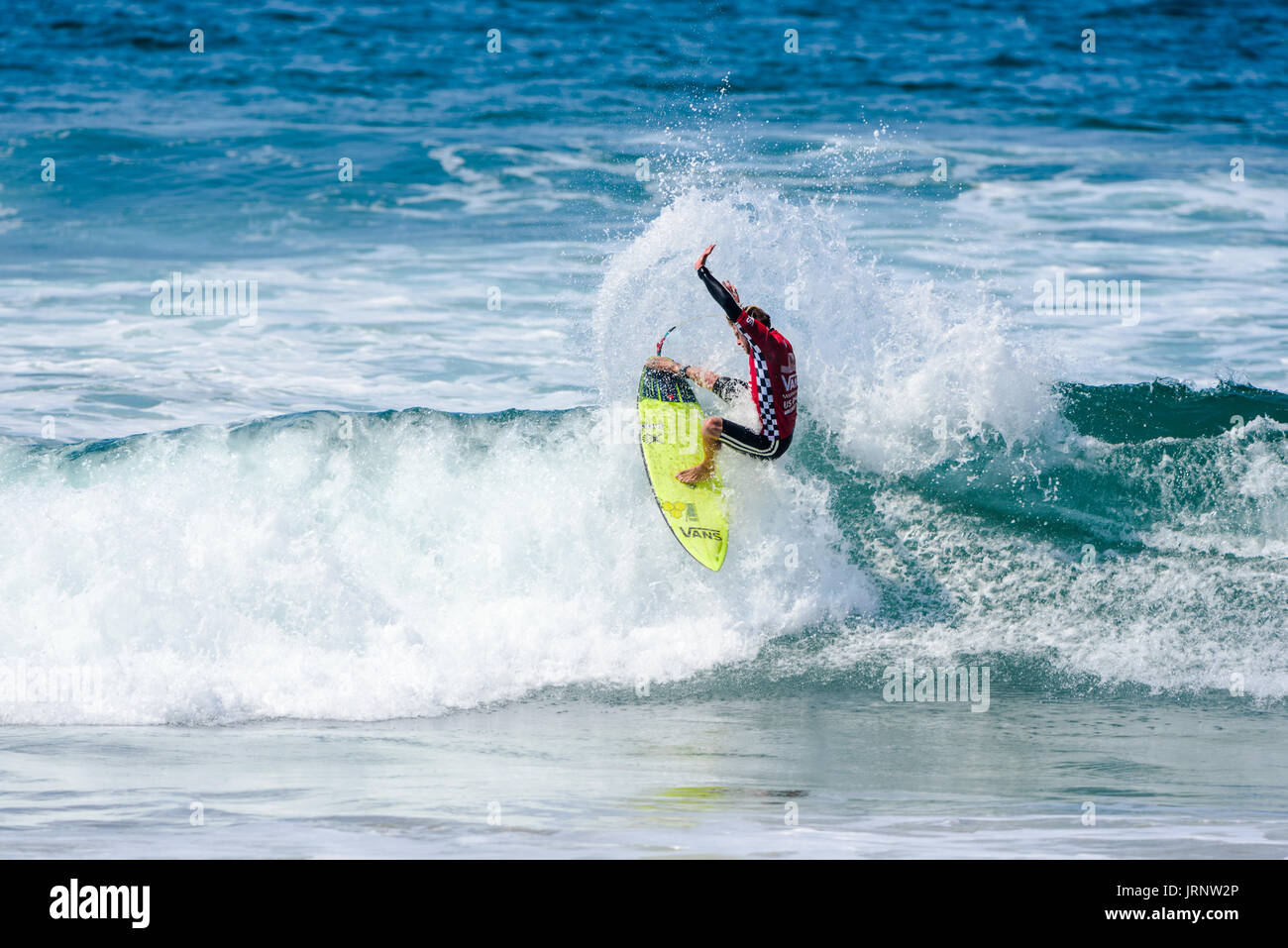 Huntington Beach, FL, USA. 5. August 2017. Patrick Gudauskas (USA) treibt seinen Weg ins Viertelfinale bei den 2017 VANS uns Open of Surfing. Bildnachweis: Benjamin Ginsberg/Alamy Live-Nachrichten. Stockfoto