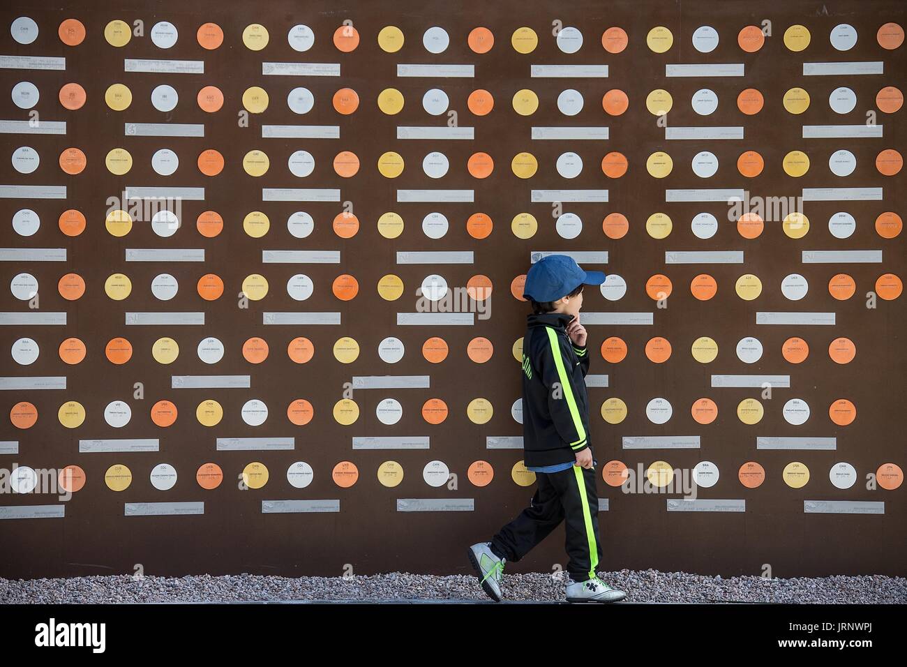 (170806)--RIO DE JANEIRO, 6. August 2017 - ein Junge geht vorbei an der Wand des Champions im Olympischen Park in Barra in Rio De Janeiro, Brasilien, am 5. August 2017. Samstag markiert ein-Jahres-Jubiläum der Olympischen Spiele 2016 Rio. (Xinhua/Li Ming) Stockfoto