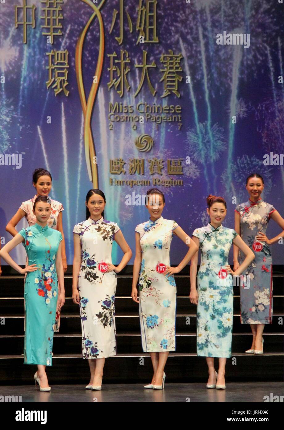 Frankfurt am Main, Deutschland. 5. August 2017. Teilnehmer zeigen Chinesisch Cheongsam bei der Europäischen Final der Miss chinesischen Kosmos Pageant 2017 im Capitol Theater in der Nähe von Frankfurt am Main, Deutschland, am 5. August 2017. Bildnachweis: Shen Zhonghao/Xinhua/Alamy Live-Nachrichten Stockfoto