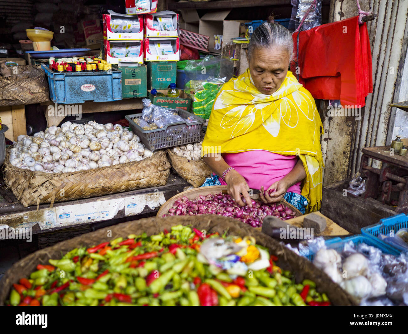 Sukawati, Bali, Indonesien. 3. August 2017. Knoblauch und Chili Anbieter auf dem Markt in Sukawati. Balis lokale Märkte sind geöffnet täglich ein drei rotierenden Zeitplan, denn Verkäufern von Stadt zu Stadt reisen. Bevor moderne Kälte- und Convenience-Stores gemeinsamen Ort auf Bali wurde, wurden Märkte Gemeinschaftsversammlungen gedeihen. Weniger Menschen-Shop auf Märkten jetzt, da immer mehr Verbraucher zu Convenience-Stores und mehr Familien haben Kühlschränke. Bildnachweis: Jack Kurtz/ZUMA Draht/Alamy Live-Nachrichten Stockfoto