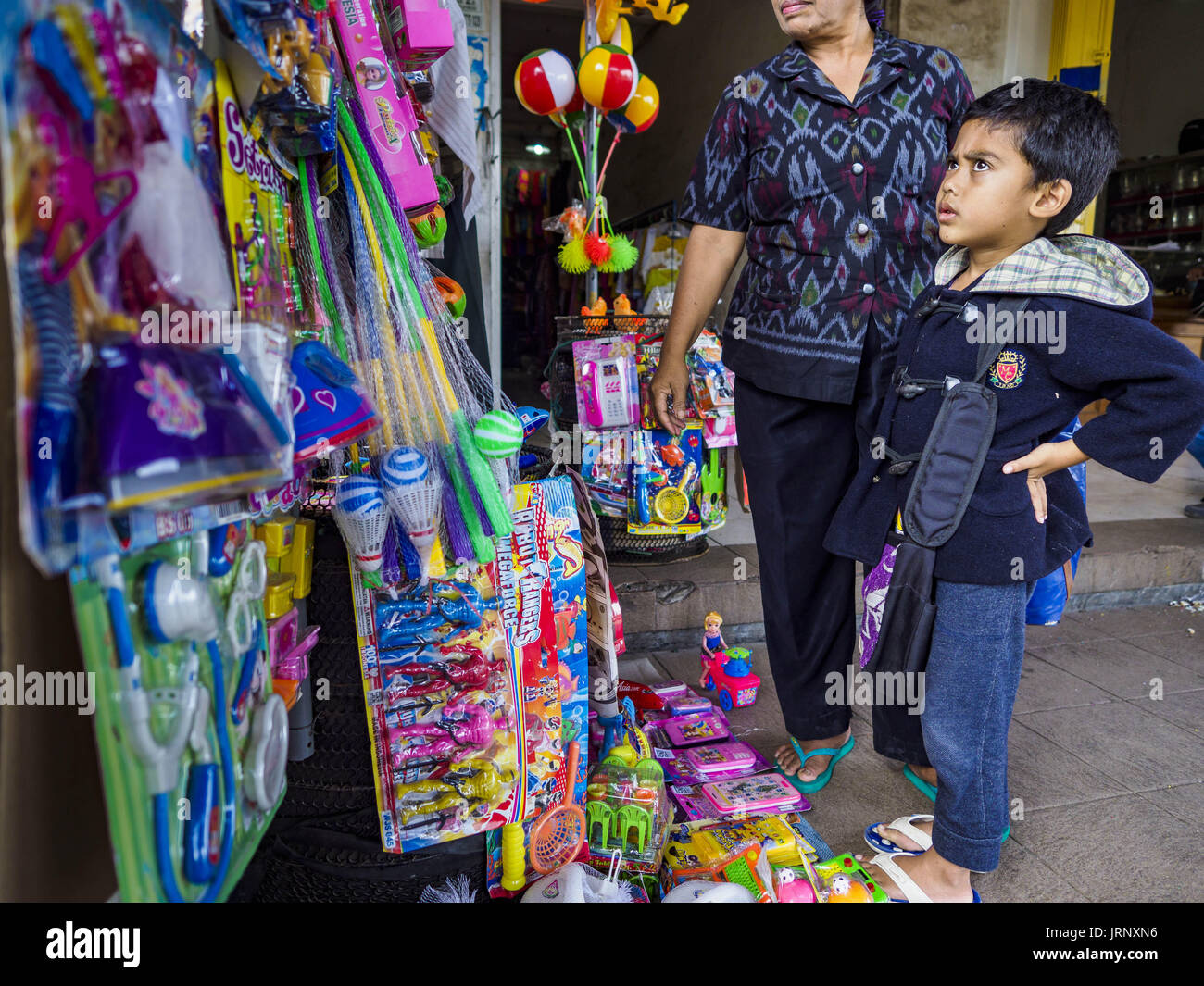Sukawati, Bali, Indonesien. 3. August 2017. Ein Junge sieht Toys für Verkauf auf dem Markt in Sukawati. Balis lokale Märkte sind geöffnet täglich ein drei rotierenden Zeitplan, denn Verkäufern von Stadt zu Stadt reisen. Bevor moderne Kälte- und Convenience-Stores gemeinsamen Ort auf Bali wurde, wurden Märkte Gemeinschaftsversammlungen gedeihen. Weniger Menschen-Shop auf Märkten jetzt, da immer mehr Verbraucher zu Convenience-Stores und mehr Familien haben Kühlschränke. Bildnachweis: Jack Kurtz/ZUMA Draht/Alamy Live-Nachrichten Stockfoto
