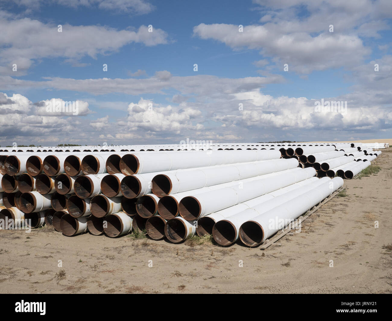 Shaunavon, Saskatchewan, Kanada. 26. August 2016. Stapel von gespeicherten 36-Zoll-Rohrleitung Rohr. Bildnachweis: Bayne Stanley/ZUMA Draht/Alamy Live-Nachrichten Stockfoto