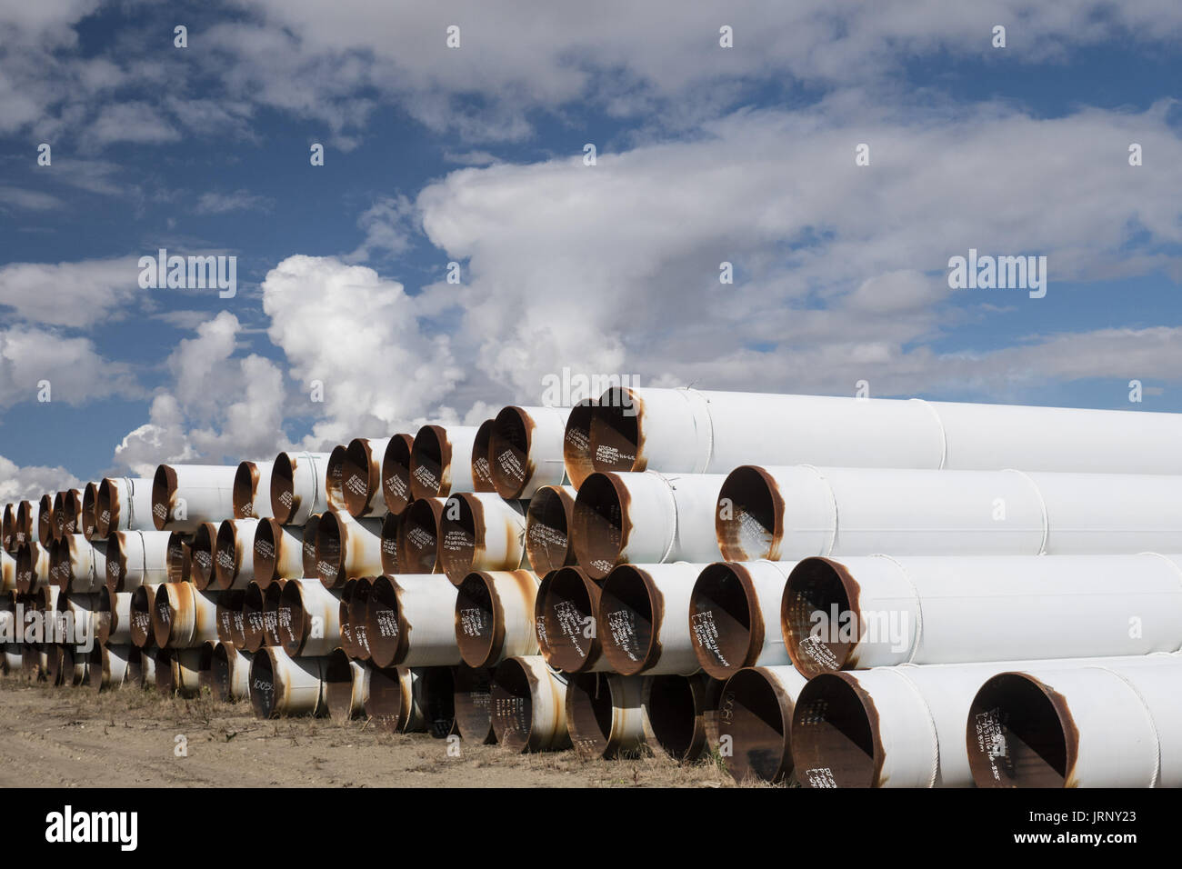 Shaunavon, Saskatchewan, Kanada. 26. August 2016. Stapel von gespeicherten 36-Zoll-Rohrleitung Rohr. Bildnachweis: Bayne Stanley/ZUMA Draht/Alamy Live-Nachrichten Stockfoto
