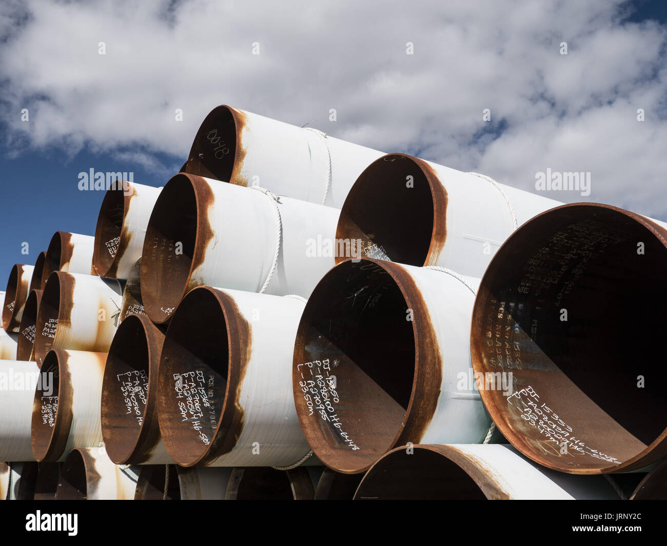 Shaunavon, Saskatchewan, Kanada. 26. August 2016. Stapel von gespeicherten 36-Zoll-Rohrleitung Rohr. Bildnachweis: Bayne Stanley/ZUMA Draht/Alamy Live-Nachrichten Stockfoto