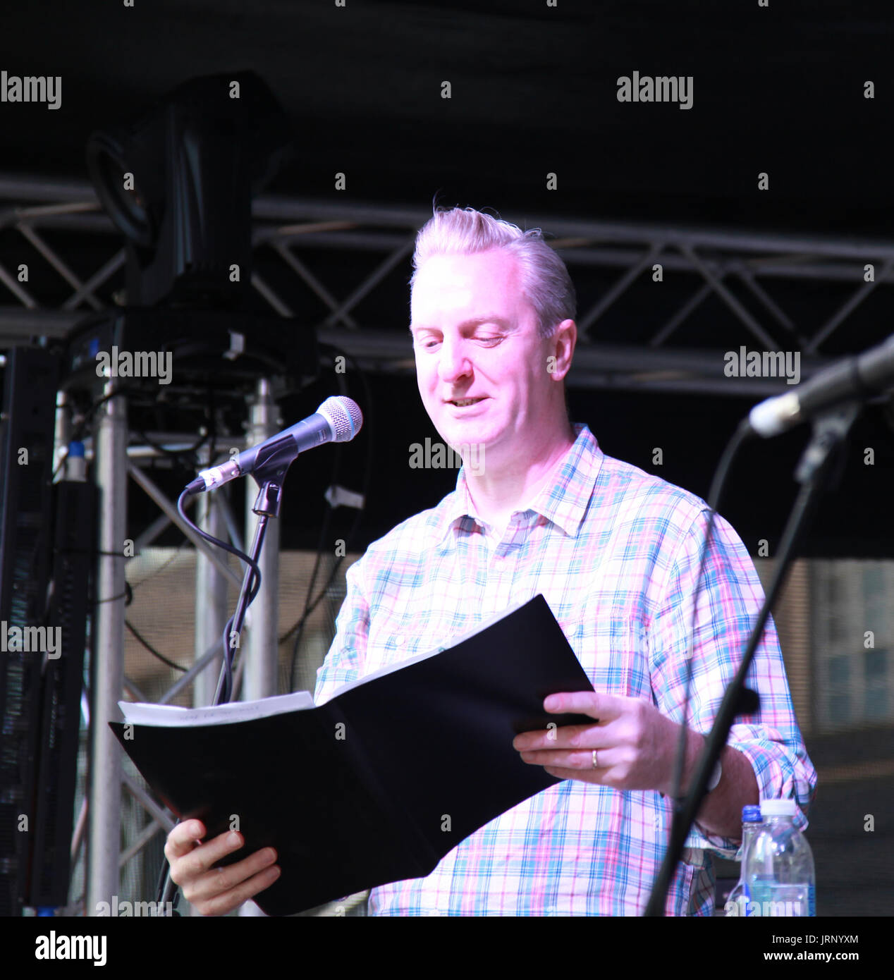 Manchester, UK, 5. August 2017.  Tony Walsh, aka Longfella rezitieren seiner Poesie, einschließlich "This is the Place" an der seine Yard Summer Jam © Ged Noonan/Alamy Stockfoto