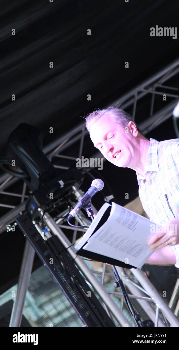 Manchester, UK, 5. August 2017.  Tony Walsh, aka Longfella rezitieren seiner Poesie, einschließlich "This is the Place" an der seine Yard Summer Jam © Ged Noonan/Alamy Stockfoto