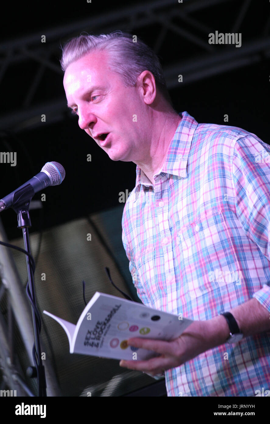 Manchester, UK, 5. August 2017.  Tony Walsh, aka Longfella rezitieren seiner Poesie, einschließlich "This is the Place" an der seine Yard Summer Jam © Ged Noonan/Alamy Stockfoto