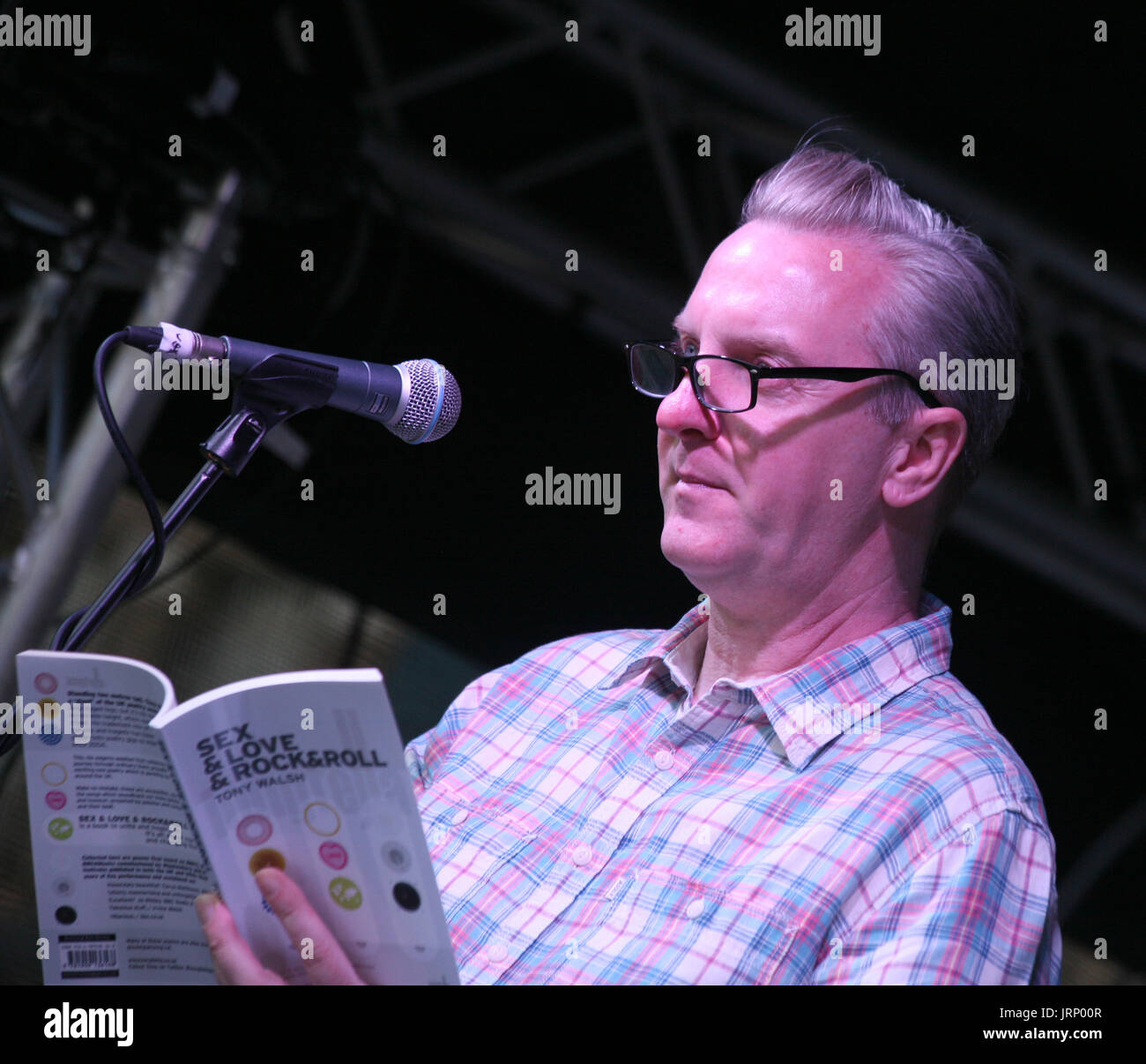 Manchester, UK, 5. August 2017.  Tony Walsh, aka Longfella rezitieren seiner Poesie, einschließlich "This is the Place" an der seine Yard Summer Jam © Ged Noonan/Alamy Stockfoto