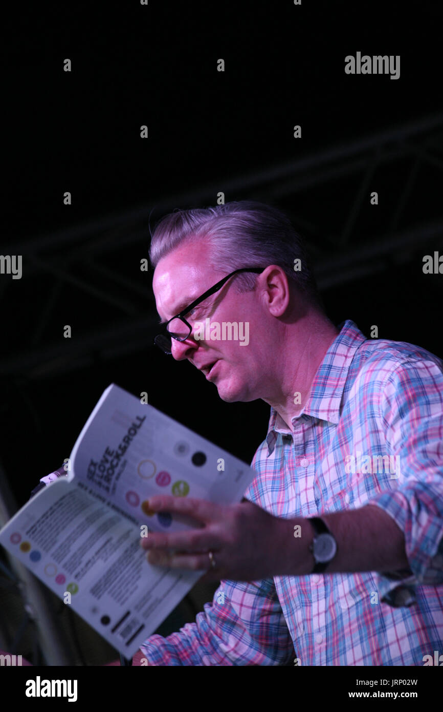 Manchester, UK, 5. August 2017.  Tony Walsh, aka Longfella rezitieren seiner Poesie, einschließlich "This is the Place" an der seine Yard Summer Jam © Ged Noonan/Alamy Stockfoto