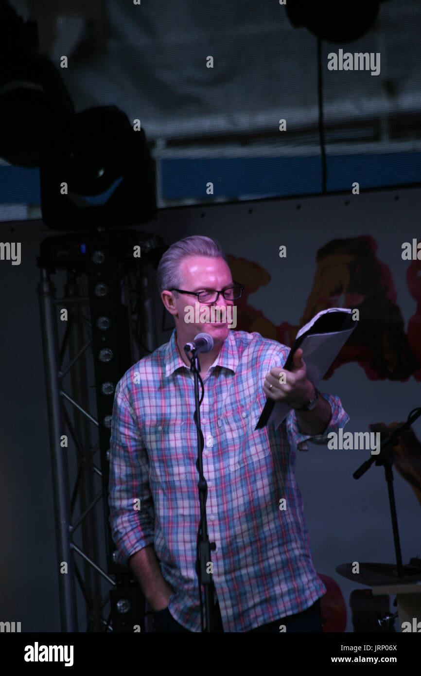 Manchester, UK, 5. August 2017.  Tony Walsh, aka Longfella rezitieren seiner Poesie, einschließlich "This is the Place" an der seine Yard Summer Jam © Ged Noonan/Alamy Stockfoto