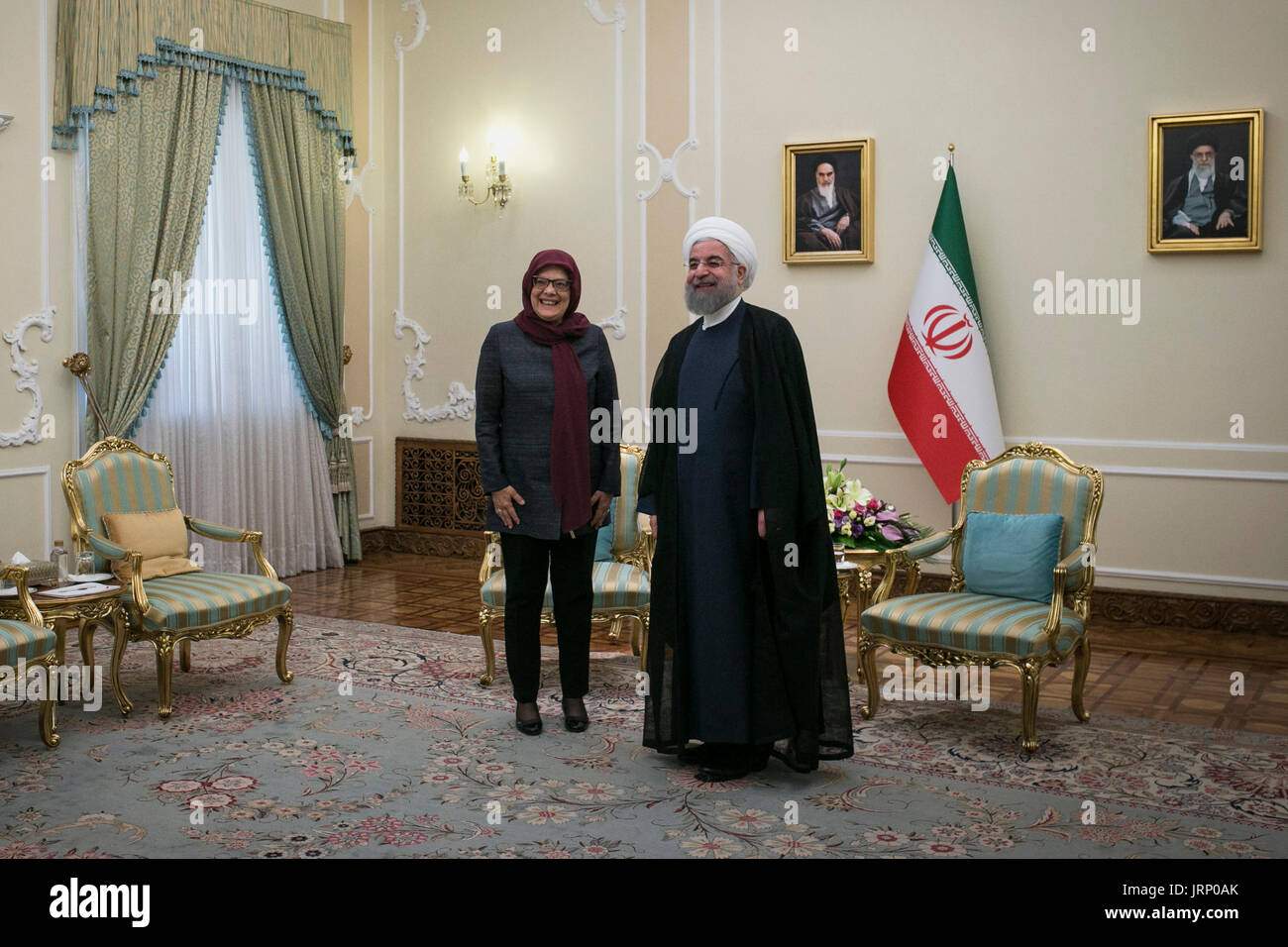 Teheran, Iran. 6. August 2017. Iranian President Hassan Rouhani (R) trifft  sich mit serbischen Parlament Lautsprecher Maja Gojkovic am  Präsidentenpalast in Teheran, der Hauptstadt des Iran, am 6. August 2017.  Bildnachweis: Ahmad