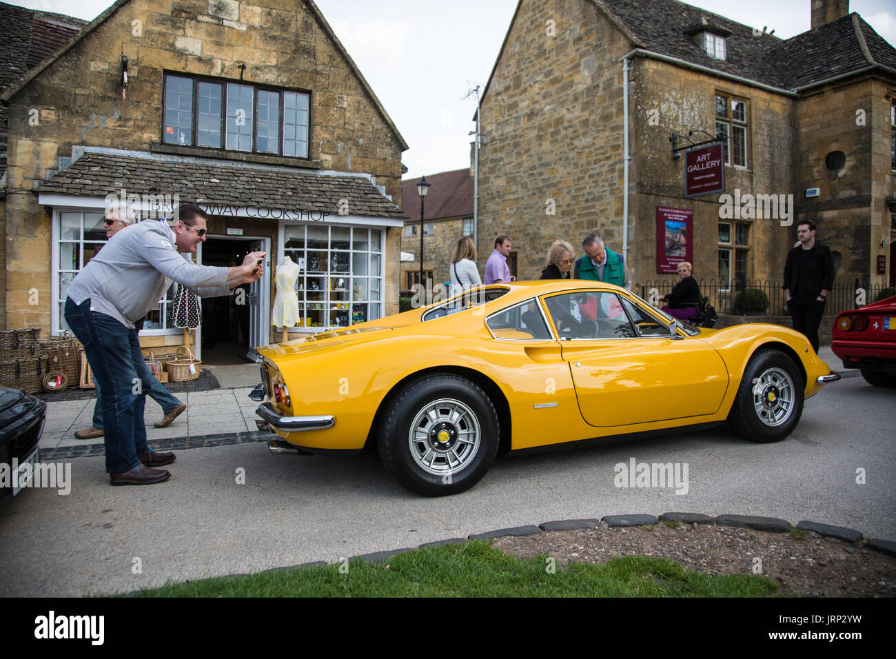 Cotswolds, UK. 6. August 2017. Mitglied der Öffentlichkeit nehmen ein Foto von einem Ferrari Dino Ferrari Auto Anzeige Credit: Steven Reh/Alamy Live News Stockfoto
