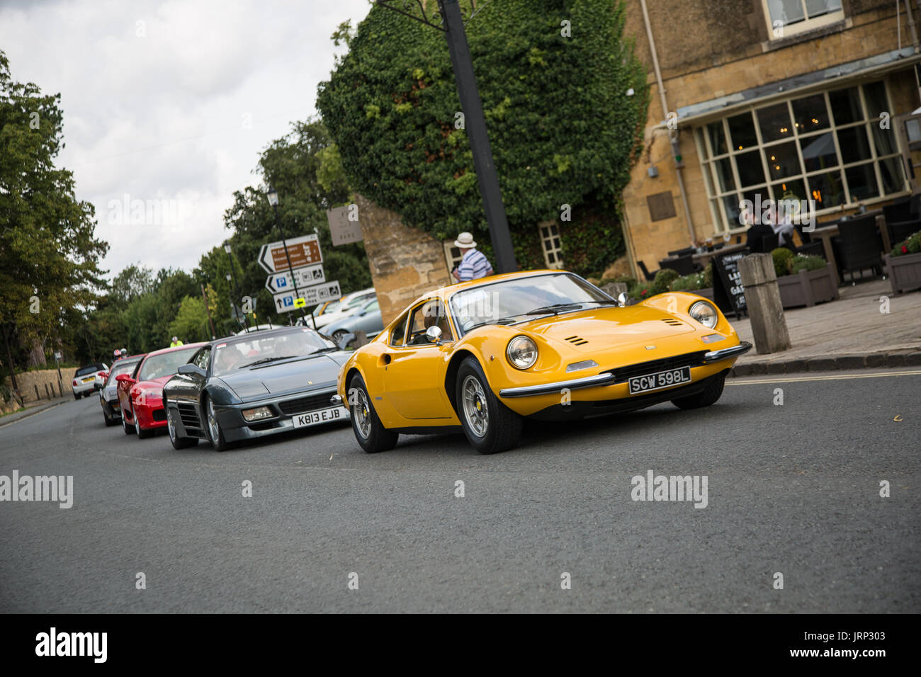 Cotswolds, UK. 6. August 2017. ein Ferrari Dino Ankunft der Ferrari Owners Clubs treffen, wo Ferrari-Auto-Fans bekomme einen genaueren Blick auf die Autos Credit: Steven Reh/Alamy Live News Stockfoto