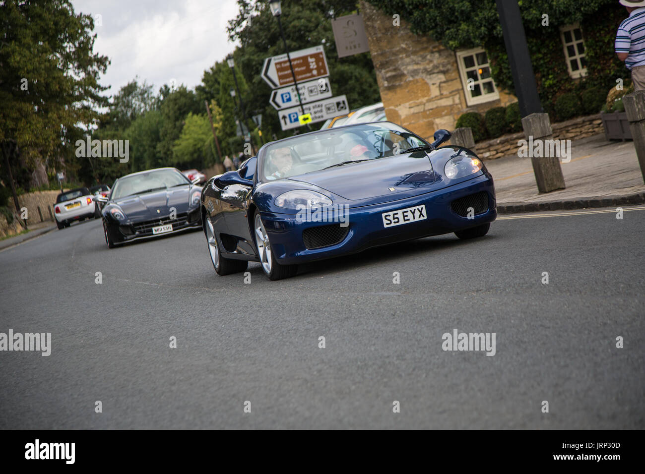 Cotswolds, UK. 6. August 2017. Ein Ferrari 360 Modena Ankunft der Ferrari Owners Clubs treffen, wo Ferrari-Auto-Fans bekomme einen genaueren Blick auf die Autos Credit: Steven Reh/Alamy Live News Stockfoto