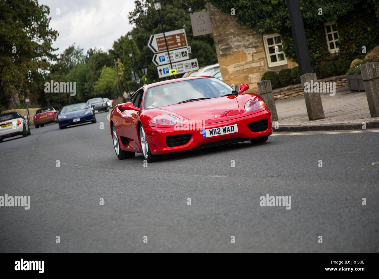 Cotswolds, UK. 6. August 2017. Ein Ferrari 360 Modena Ankunft der Ferrari Owners Clubs treffen, wo Ferrari-Auto-Fans bekomme einen genaueren Blick auf die Autos Credit: Steven Reh/Alamy Live News Stockfoto