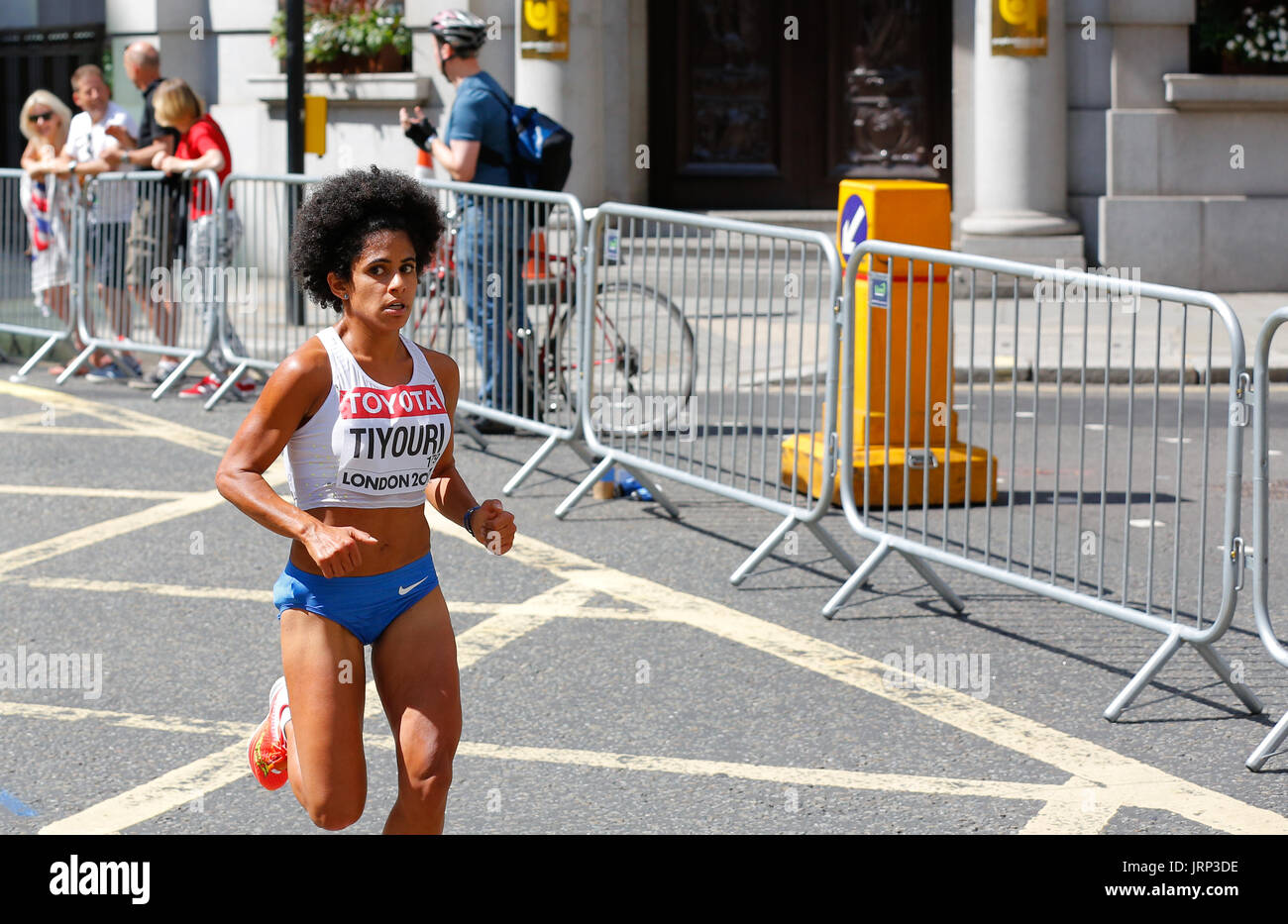 6. August Leichtathletik-Weltmeisterschaft 2017 in London. iaaf Frauen Marathon 06/08/2017 begann um 14:00 Uhr lokale Zeit.de Wetter für einen Marathon mit Sonne und einigen Wolken perfekt ist. Frauen laufen Marathon sind cometeing Für einen WM-Titel 2017. iaaf 2017 Frauen Marathon Weltmeister und Goldmedaille. Gewinner wird sehr bald angekündigt werden. Stockfoto