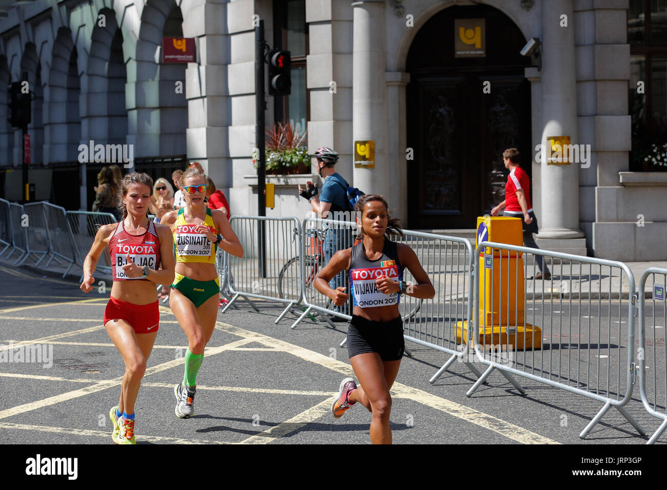 6. August Leichtathletik-Weltmeisterschaft 2017 in London. iaaf Frauen Marathon 06/08/2017 begann um 14:00 Uhr lokale Zeit.de Wetter für einen Marathon mit Sonne und einigen Wolken perfekt ist. Frauen laufen Marathon sind cometeing Für einen WM-Titel 2017. iaaf 2017 Frauen Marathon Weltmeister und Goldmedaille. Gewinner wird sehr bald angekündigt werden. Stockfoto