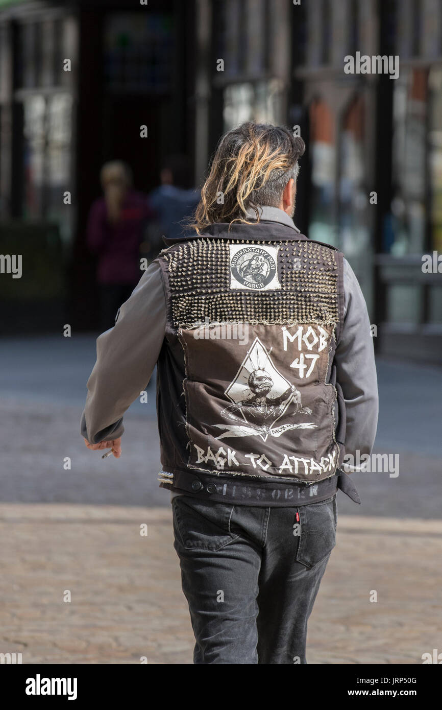 Blackpool Rebellion Festival Punk Fashion die Kleidung, Frisuren, Body  Modifikationen Punk Style Jacken, Denim und Leder Subkultur. Diese Styles  trugen Slogans, keine Logos und sind Bands wie den Ausgebeuteten zum  verkleideten Look