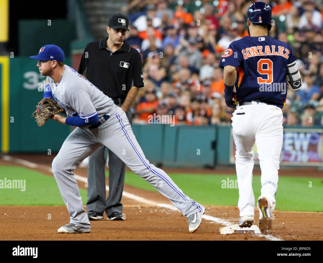 6. August 2017: Toronto Blue Jays erster Basisspieler Justin Smoak (14) Stichwörter erste Basis für Out-of-Houston Astros Shortstop Marwin Gonzalez (9) im vierten Inning während des MLB-Spiels zwischen der Toronto Blue Jays und die Houston Astros im Minute Maid Park in Houston, Texas. John Glaser/CSM. Stockfoto