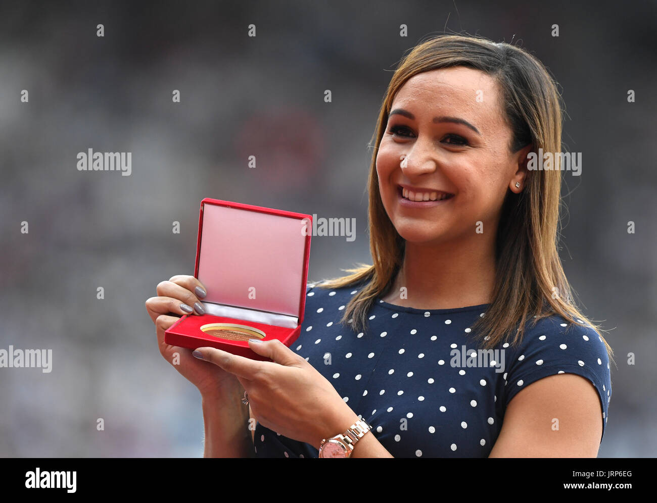 London, UK. 6. August 2017. Ehemaligen Siebenkämpferin Jessica Ennis von Großbritannien erhält nachträglich ihre Goldmedaille im Siebenkampf der 2011 bei den IAAF World Championships im Olympiastadion in der Leichtathletik in London, UK, 6. August 2017. Ennis verschoben vom zweiten auf den ersten Platz, nachdem dann-Champion Tatyana Chernova Russlands wegen Dopings disqualifiziert wurde. Foto: Rainer Jensen/Dpa/Alamy Live-Nachrichten Stockfoto