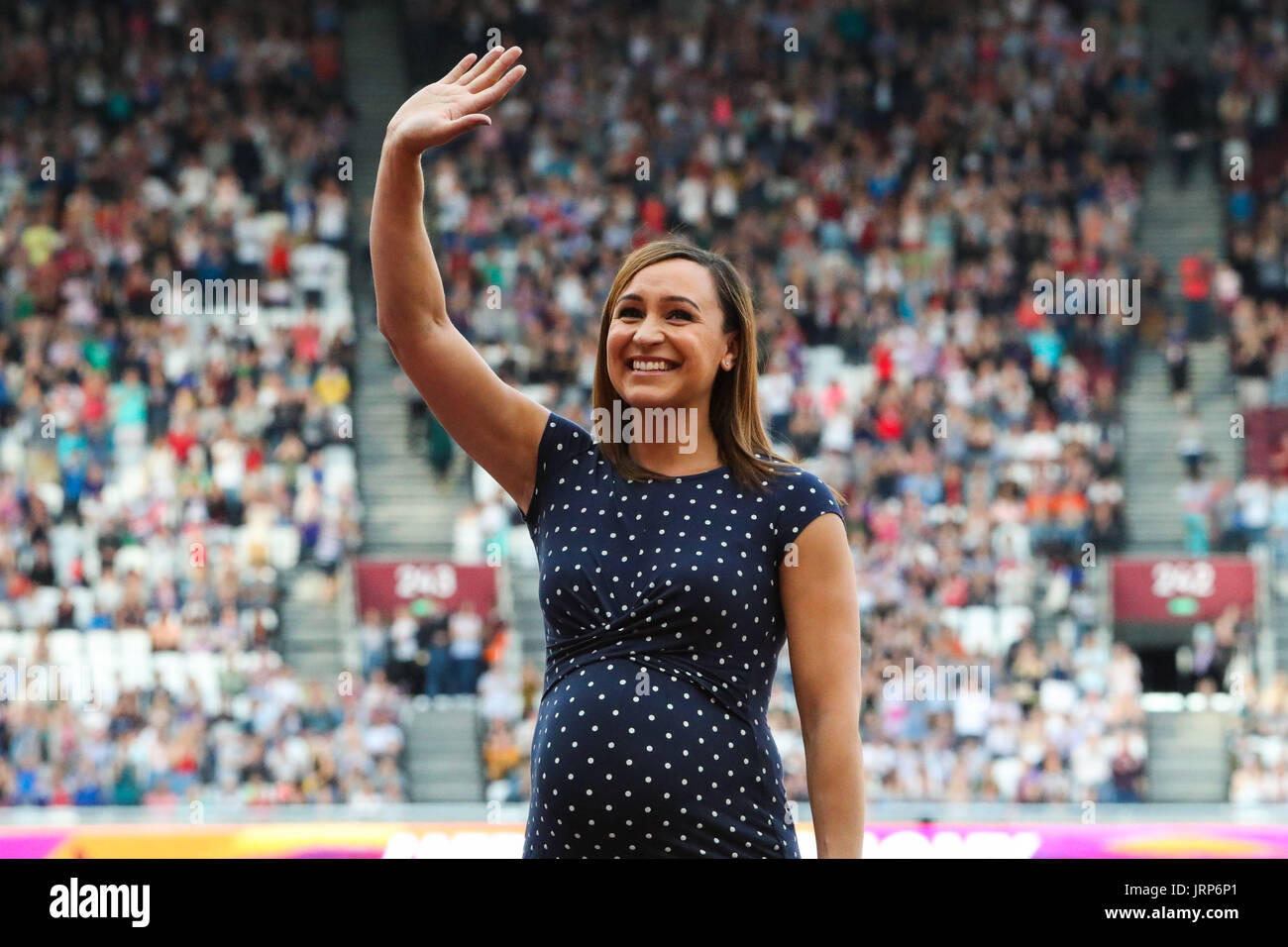 London, UK. 6. August 2017. London, UK. 6. August 2017. Jessica Ennis-Hill erhält ihr neu zugewiesenen Siebenkampf gold von den IAAF Weltmeisterschaften 2011 in Daegu, präsentiert von Lord Sebastian Coe am dritten Tag der IAAF London 2017 World Championships im London Stadium. Bildnachweis: Paul Davey/Alamy Live News Bildnachweis: Paul Davey/Alamy Live News Bildnachweis: Paul Davey/Alamy Live-Nachrichten Stockfoto