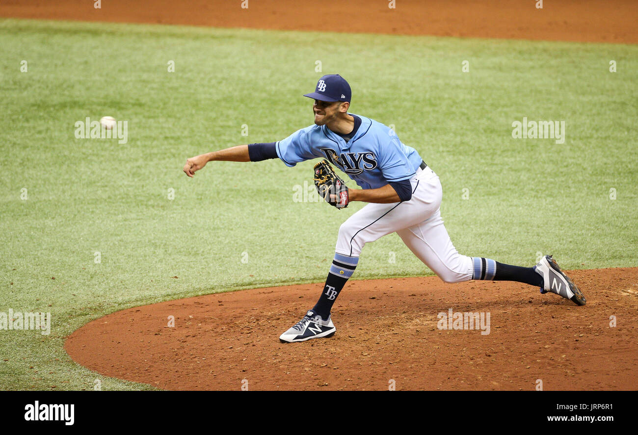 St. Petersburg, Florida, USA. 6. August 2017. WILL VRAGOVIC | Times.Tampa Bay Strahlen Relief Pitcher Steve Cishek (33) werfen im siebten Inning des Spiels zwischen den Milwaukee Brewers und die Tampa Bay Rays im Tropicana Field in St. Petersburg, Florida am Sonntag, 6. August 2017. Die Tampa Bay Rays schlagen die Milwaukee Brewers 2-1. Bildnachweis: Willen Vragovic/Tampa Bay Times / ZUMA Draht/Alamy Live News Stockfoto