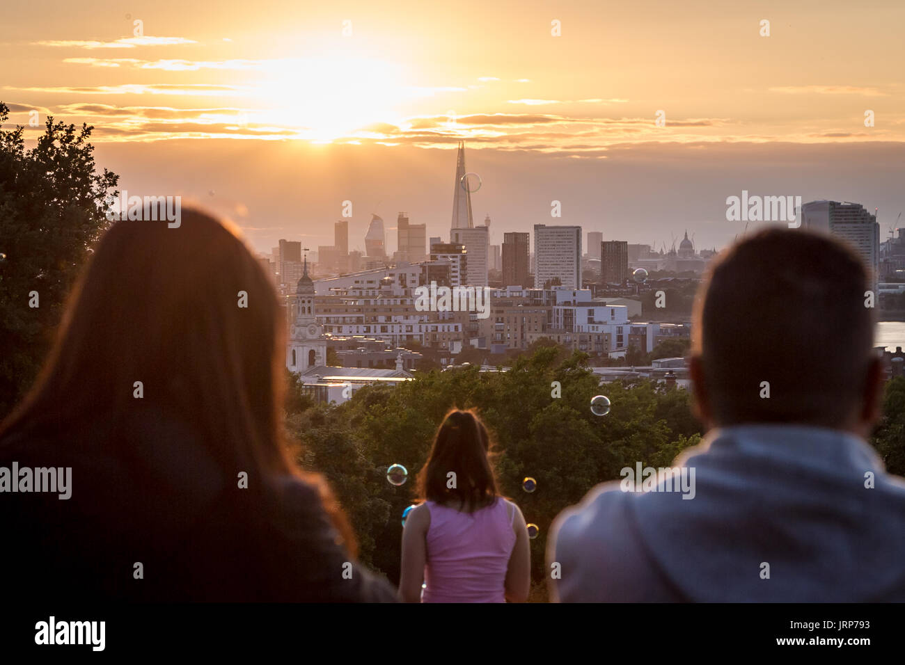 London, UK. 6. August 2017. UK Wetter: Einheimische und Touristen genießen Sie den Sonnenuntergang über der Stadt von Greenwich Park gesehen. © Guy Corbishley/Alamy Live-Nachrichten Stockfoto