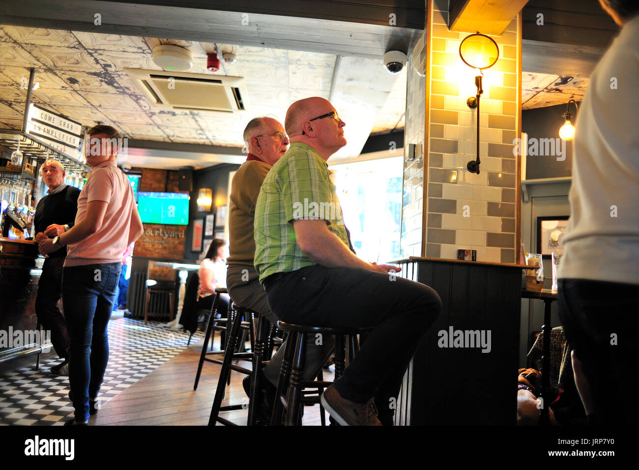 Kunden in Porter Bach Pub Sheffield, Fußball im TV Stockfoto