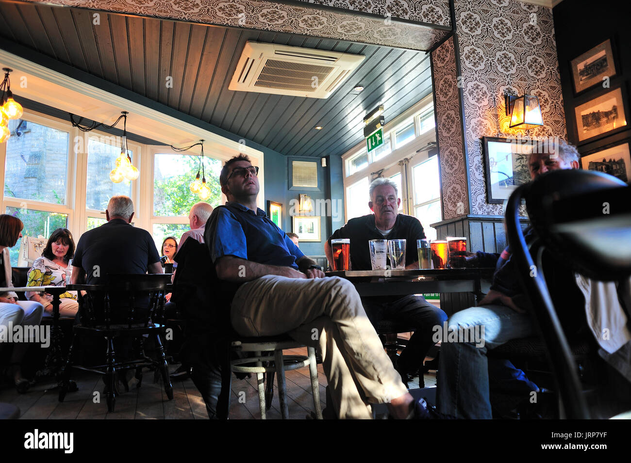 Kunden in Porter Bach Pub Sheffield, Fußball im TV Stockfoto