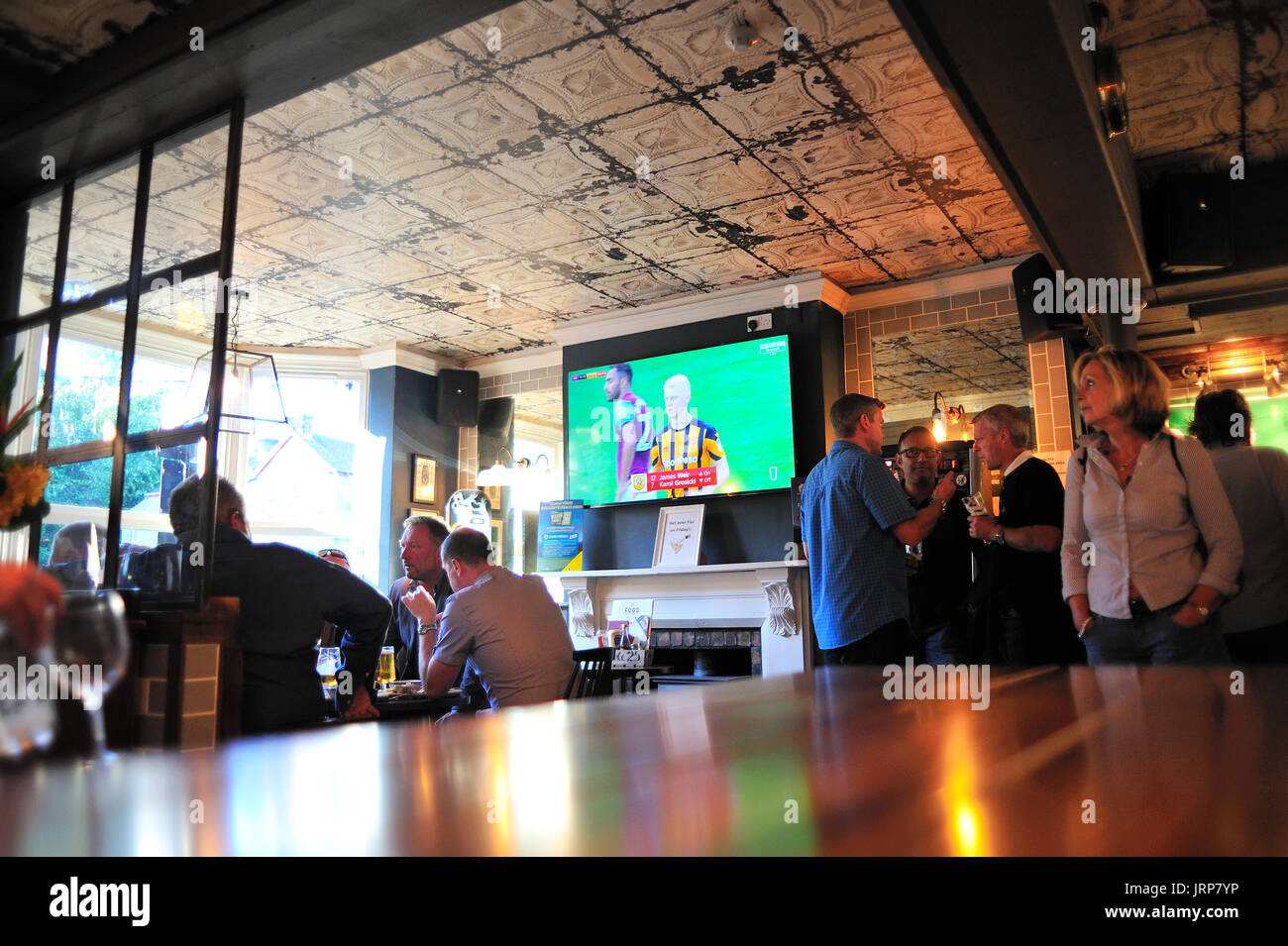 Kunden in Porter Bach Pub Sheffield, Fußball im TV Stockfoto