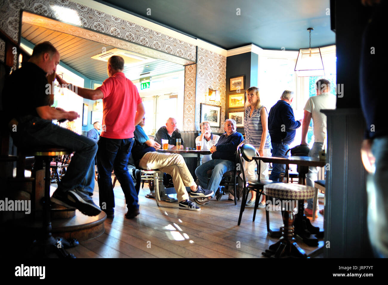 Kunden in Porter Bach Pub Sheffield, Fußball im TV Stockfoto