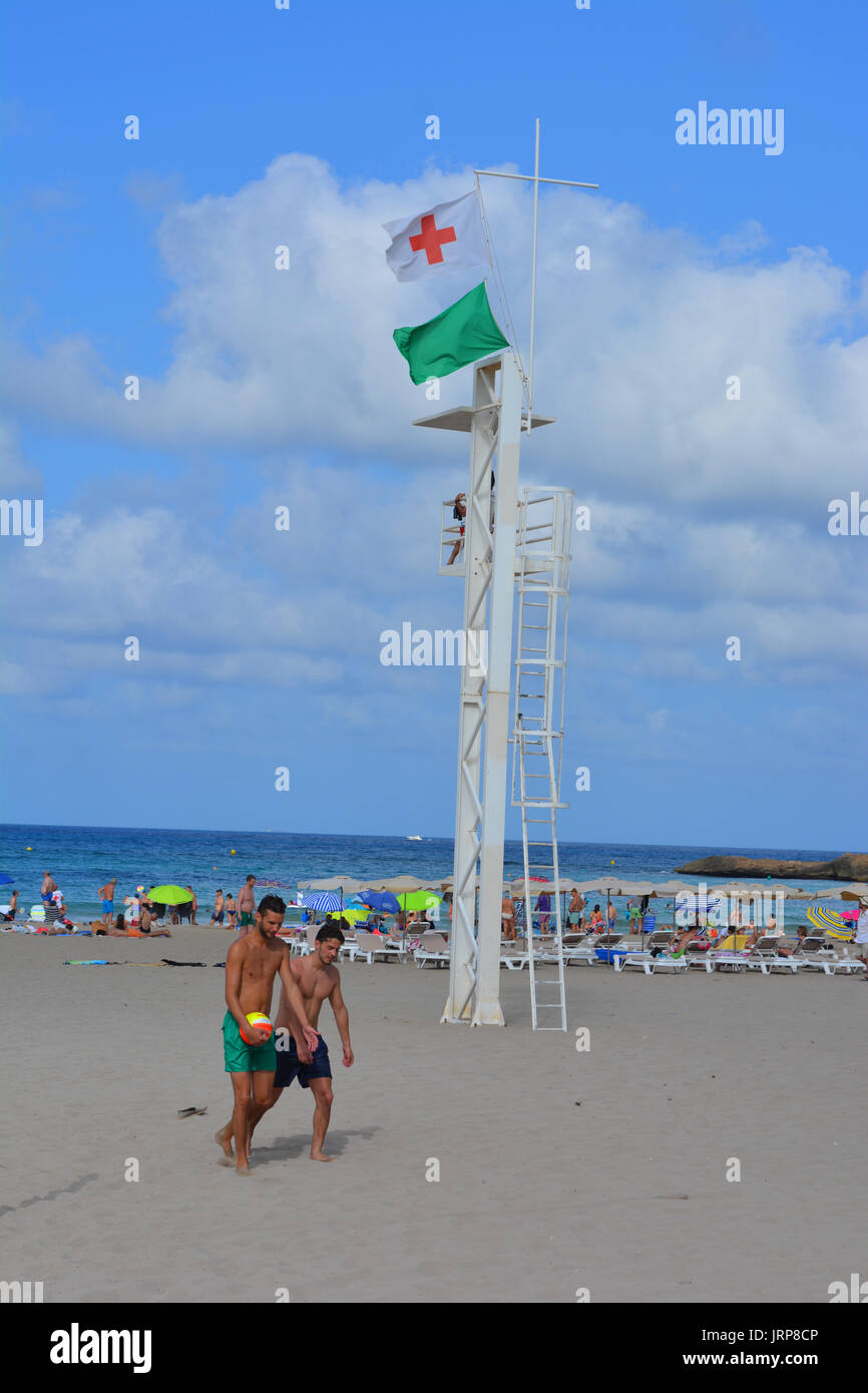 Rettungsschwimmer und grüne Flagge am Strand Arenal in Javea fliegen. Stockfoto