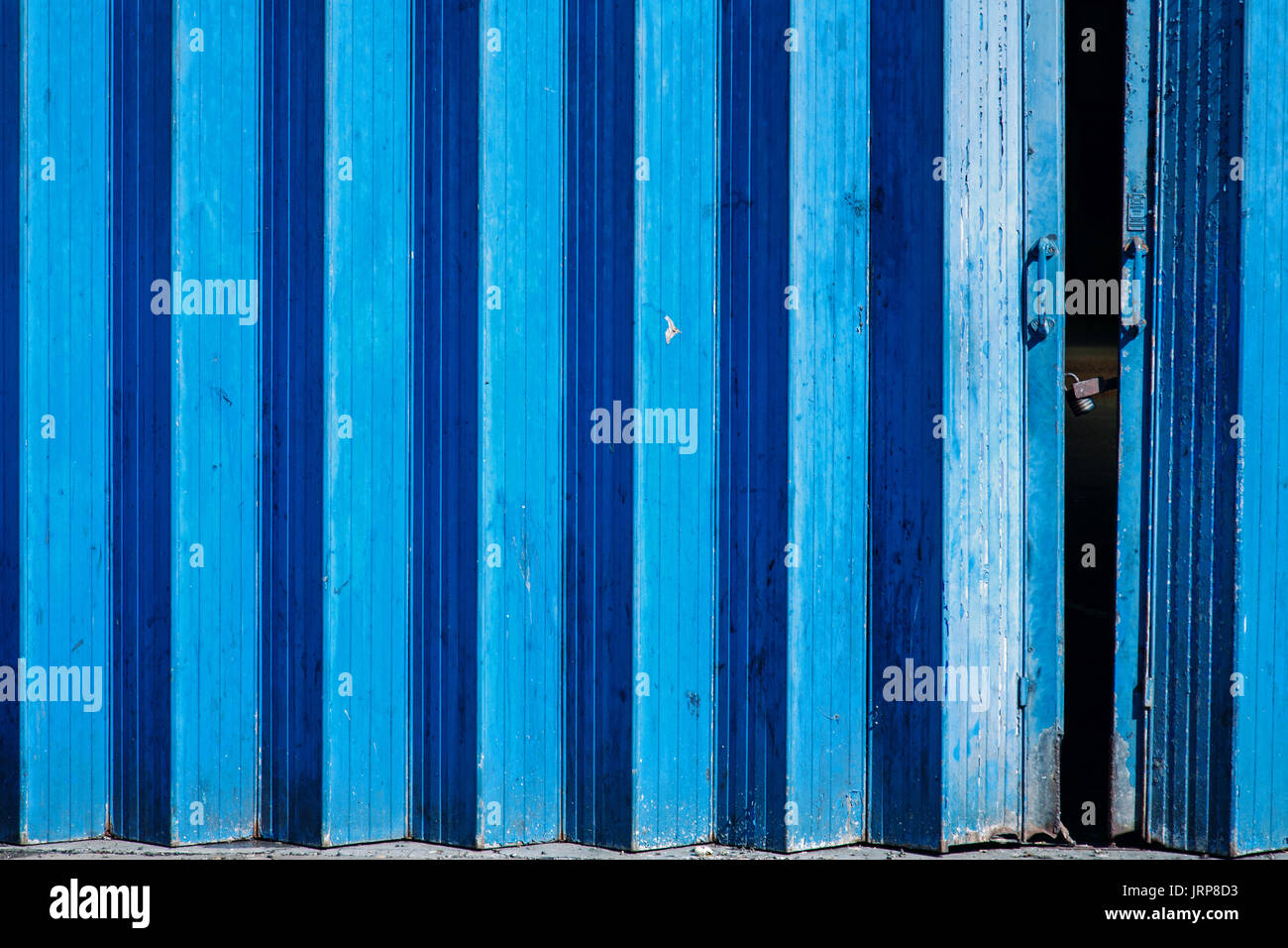 Blau lackiert Falttür Stockfoto