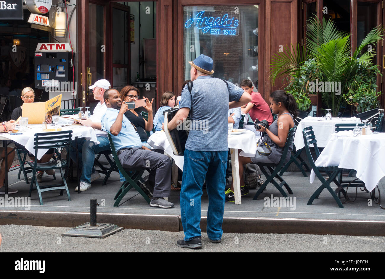 Akkordeon spielt Straßenmusiker vor Angelos Restaurant in der Mulberry Street Little Italy in New York City Stockfoto