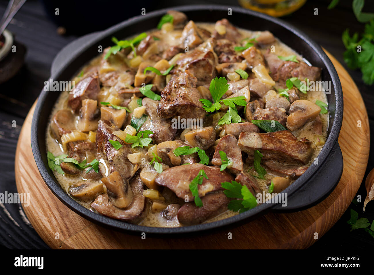 Stroganoff Huhn Leber mit Pilzen und Sahne Stockfoto