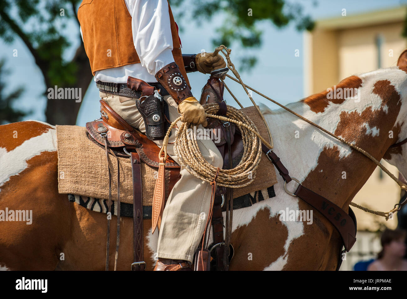 Montiert Sheriff auf Pinto holding Lasso in der Hand und Waffe im Holster. Stockfoto