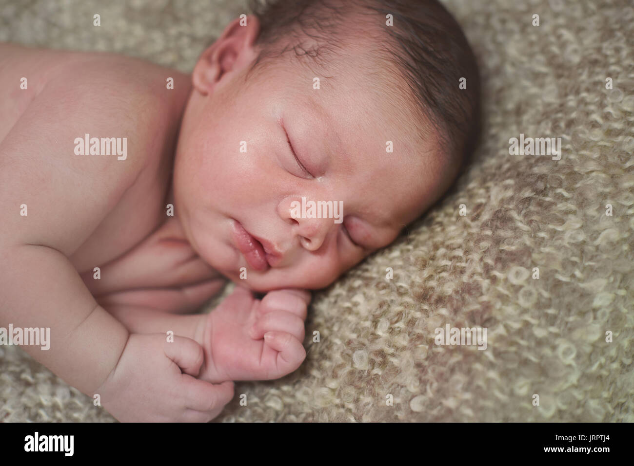 Gesunde Neugeborene schlafen auf Decke Nahaufnahme Porträt Stockfoto