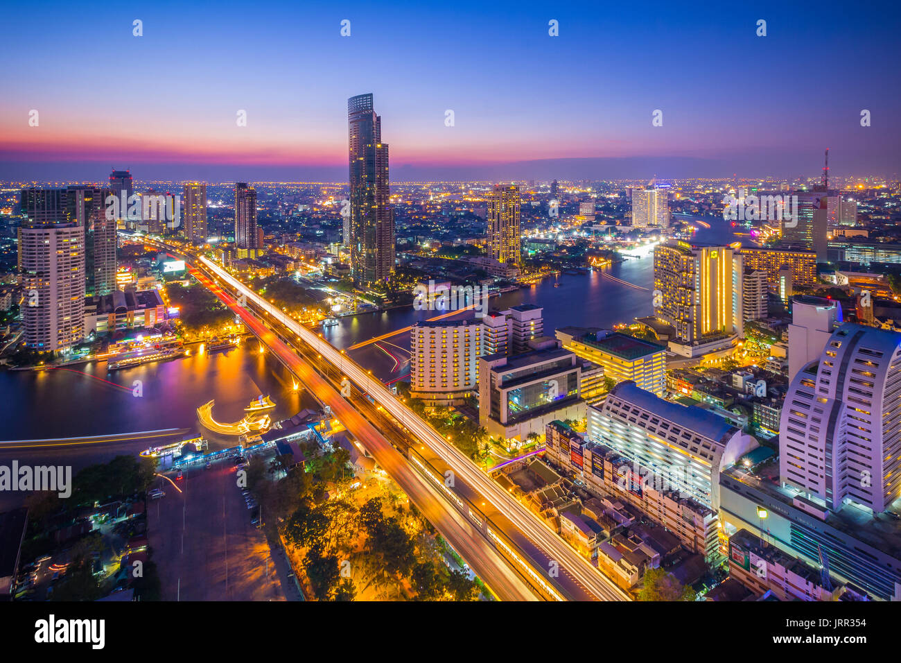 Bangkok, Thailand - 5. April 2015: Landschaft der Stadt Bangkok in der Dämmerung mit Vogel. Erfassen von der höchsten Bürogebäude in Bangkok. Stockfoto