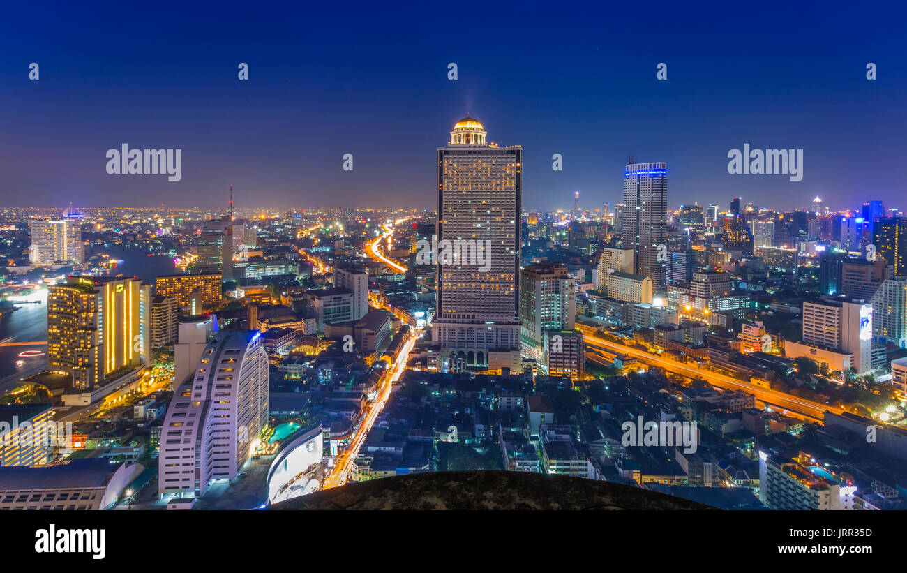 Bangkok, Thailand - 5. April 2015: Landschaft der Stadt Bangkok in der Dämmerung mit Vogel. Erfassen von der höchsten Bürogebäude in Bangkok. Stockfoto